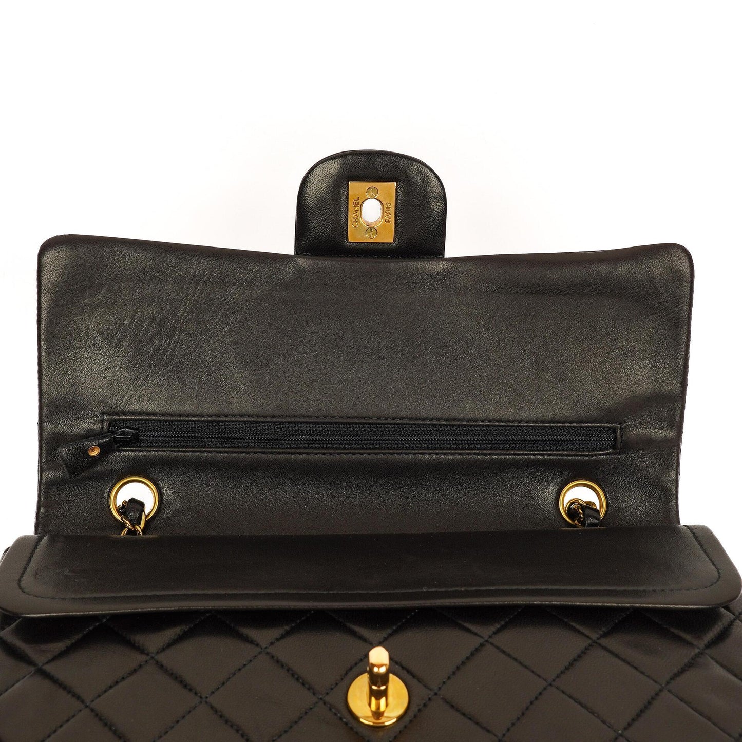 Chanel Mittelgroße Klassische Vintage Doppelklappen Tasche Schwarze gesteppte Lammleder mit 24K vergoldeten Beschlägen Sehr gut