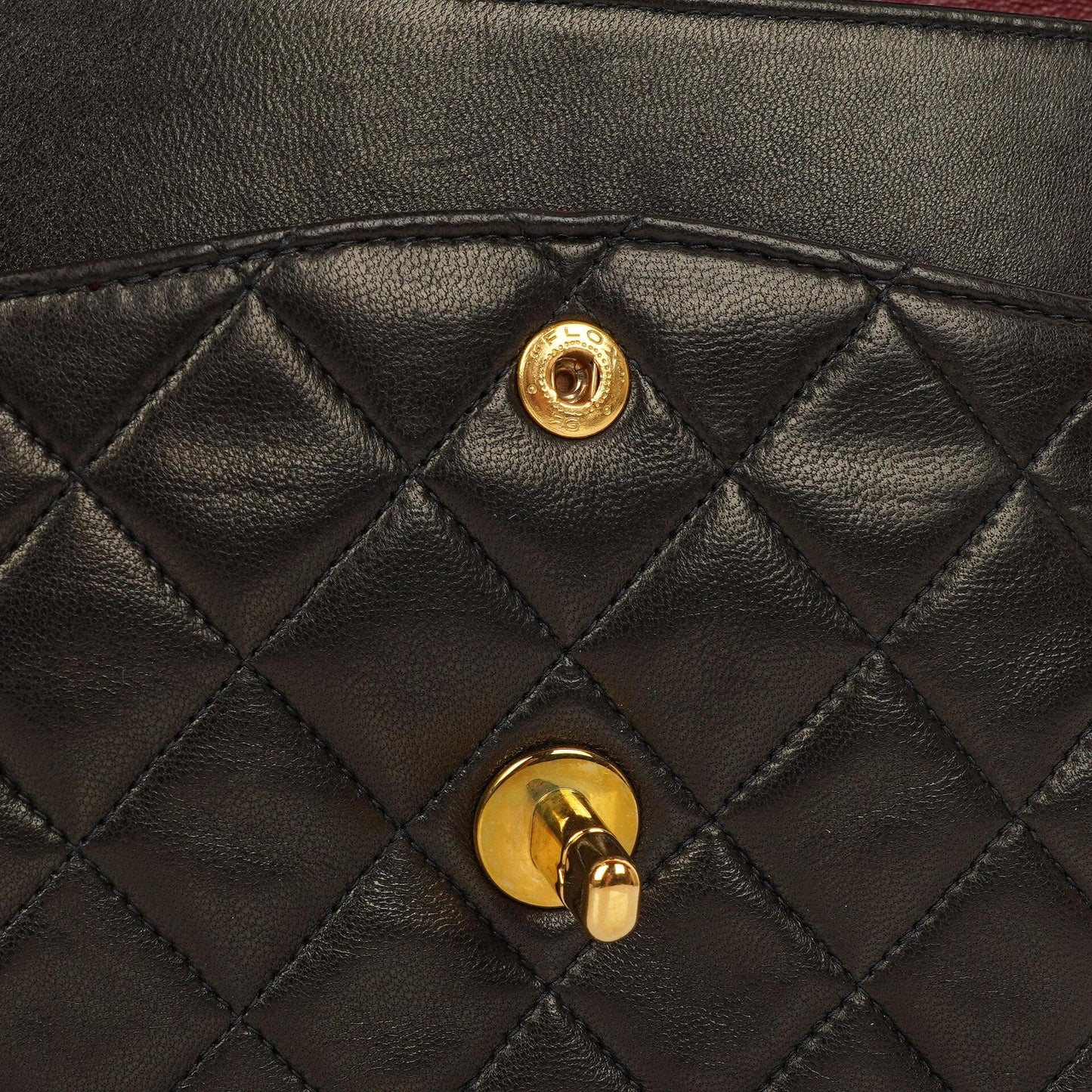 Chanel Mittelgroße Klassische Vintage Doppelklappen Tasche Schwarze gesteppte Lammleder mit 24K vergoldeten Beschlägen Sehr gut