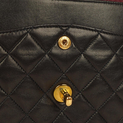 Chanel Mittelgroße Klassische Vintage Doppelklappen Tasche Schwarze gesteppte Lammleder mit 24K vergoldeten Beschlägen Sehr gut
