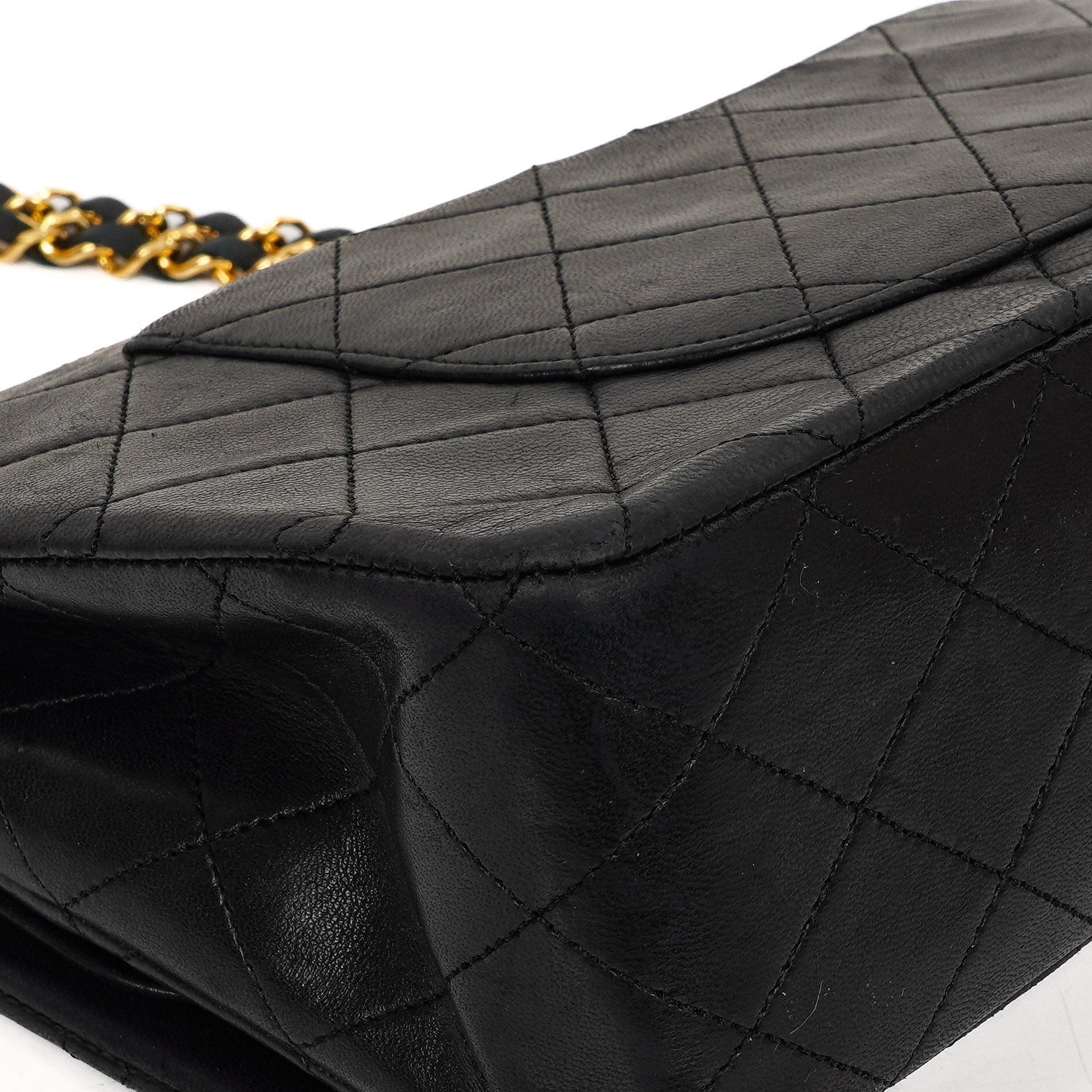 Chanel Medium Classic Vintage Doppelklappen Tasche Schwarz gestepptes Lammleder mit 24K Goldplattierten Beschlägen
