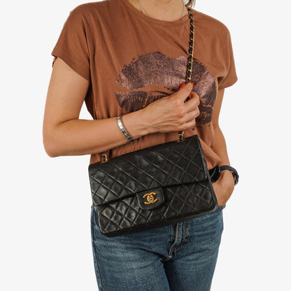 Chanel Medium Classic Vintage Doppelklappen Tasche Schwarz gestepptes Lammleder mit 24K Goldplattierten Beschlägen