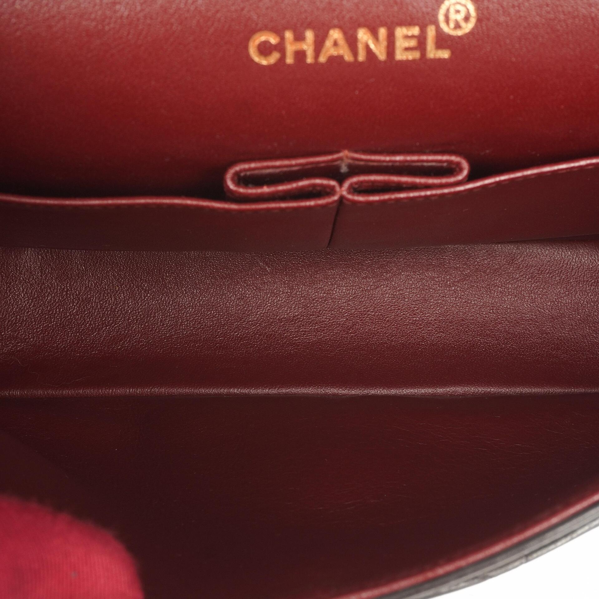 Chanel Medium Classic Vintage Doppelklappen Tasche Schwarz gestepptes Lammleder mit 24K Goldplattierten Beschlägen