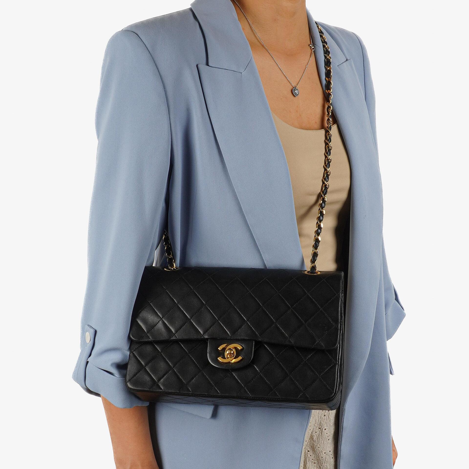 Chanel Medium Classic Vintage Double Flap Bag, Schwarzes gestepptes Lammleder, 24K Goldplattierte Hardware