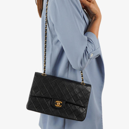 Chanel Medium Classic Vintage Double Flap Bag, Schwarzes gestepptes Lammleder, 24K Goldplattierte Hardware