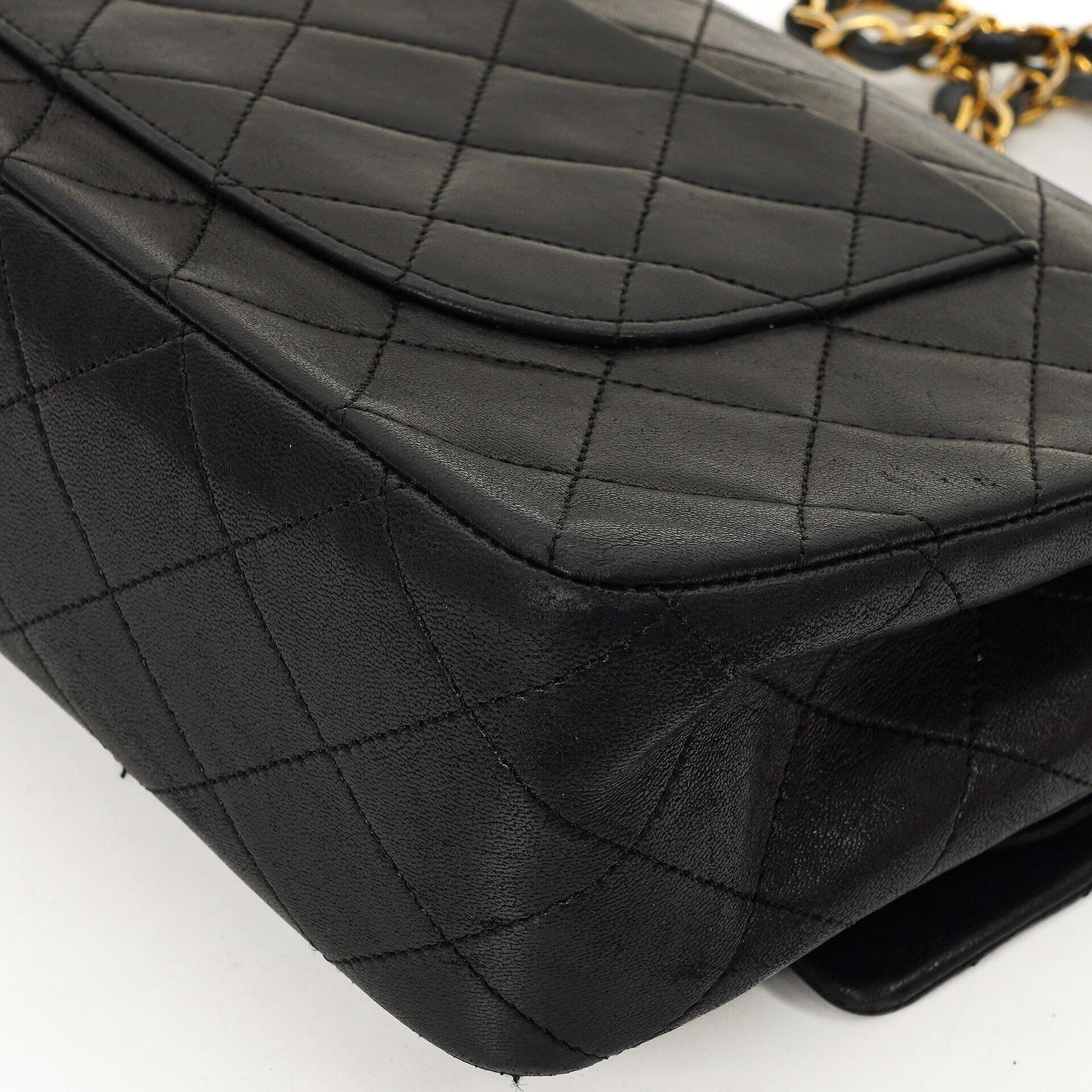 Chanel Mittelgroße Classic Vintage Double Flap Tasche Schwarze gesteppte Lammleder mit 24K vergoldeten Beschlägen