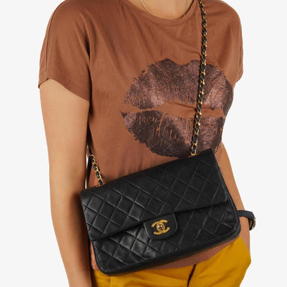 Chanel Mittelgroße Classic Vintage Double Flap Tasche Schwarze gesteppte Lammleder mit 24K vergoldeten Beschlägen