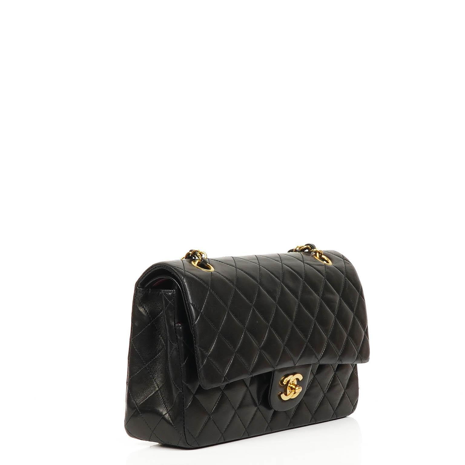 Chanel Mittelgroße Klassische Vintage Doppelklappen Tasche Schwarze gesteppte Lammleder mit 24K vergoldeten Beschlägen