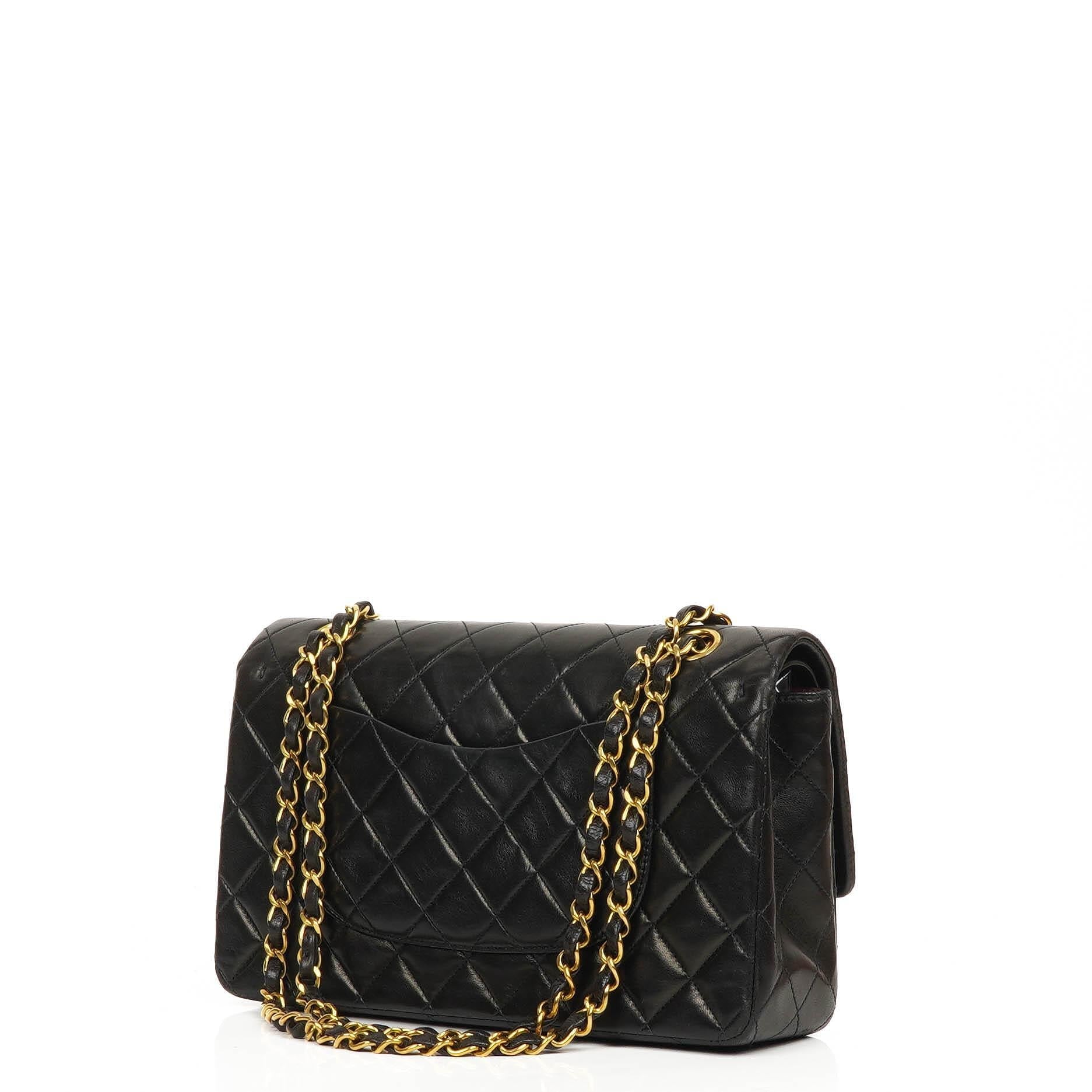 Chanel Mittelgroße Klassische Vintage Doppelklappen Tasche Schwarze gesteppte Lammleder mit 24K vergoldeten Beschlägen