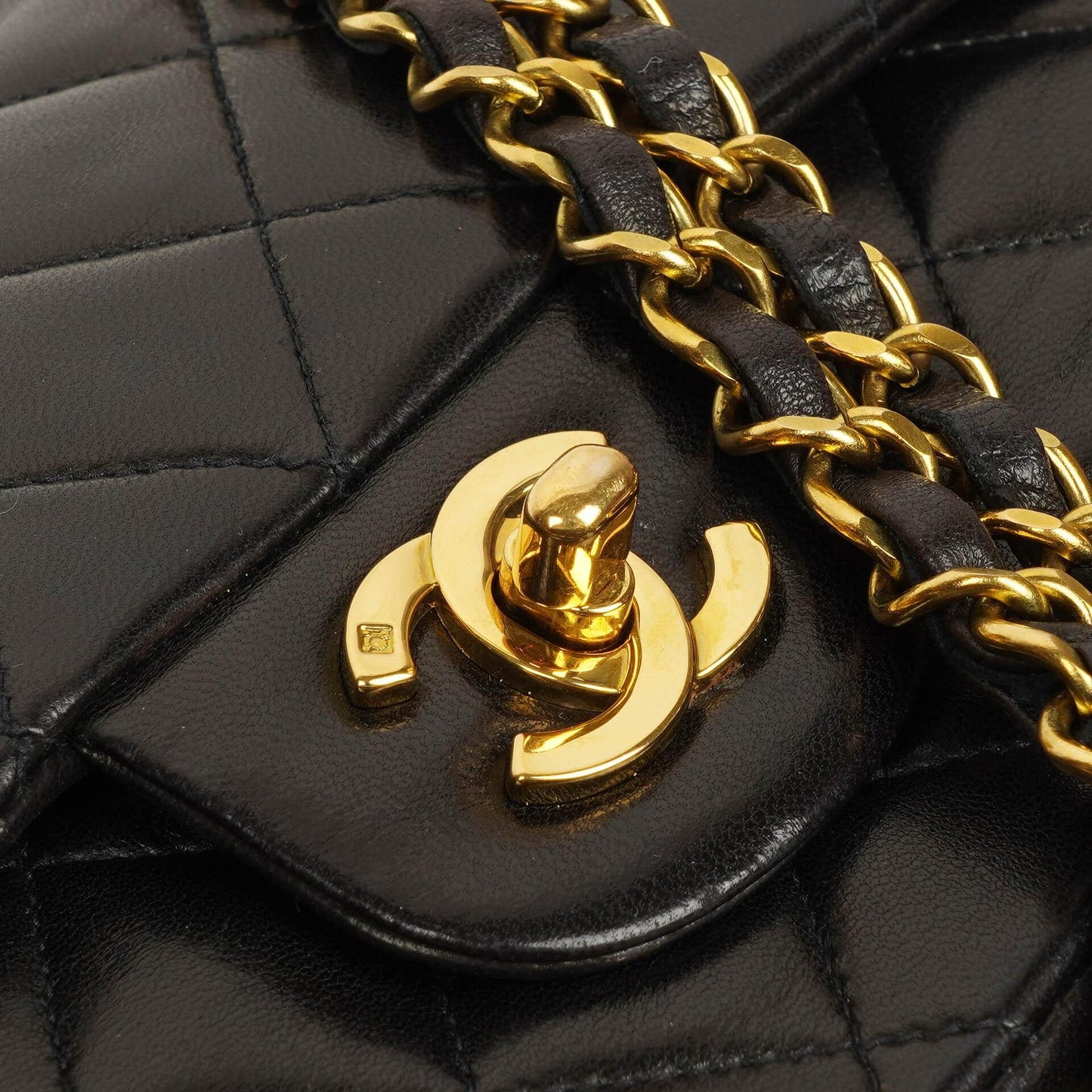 Chanel Mittelgroße Klassische Vintage Doppelklappen Tasche Schwarze gesteppte Lammleder mit 24K vergoldeten Beschlägen