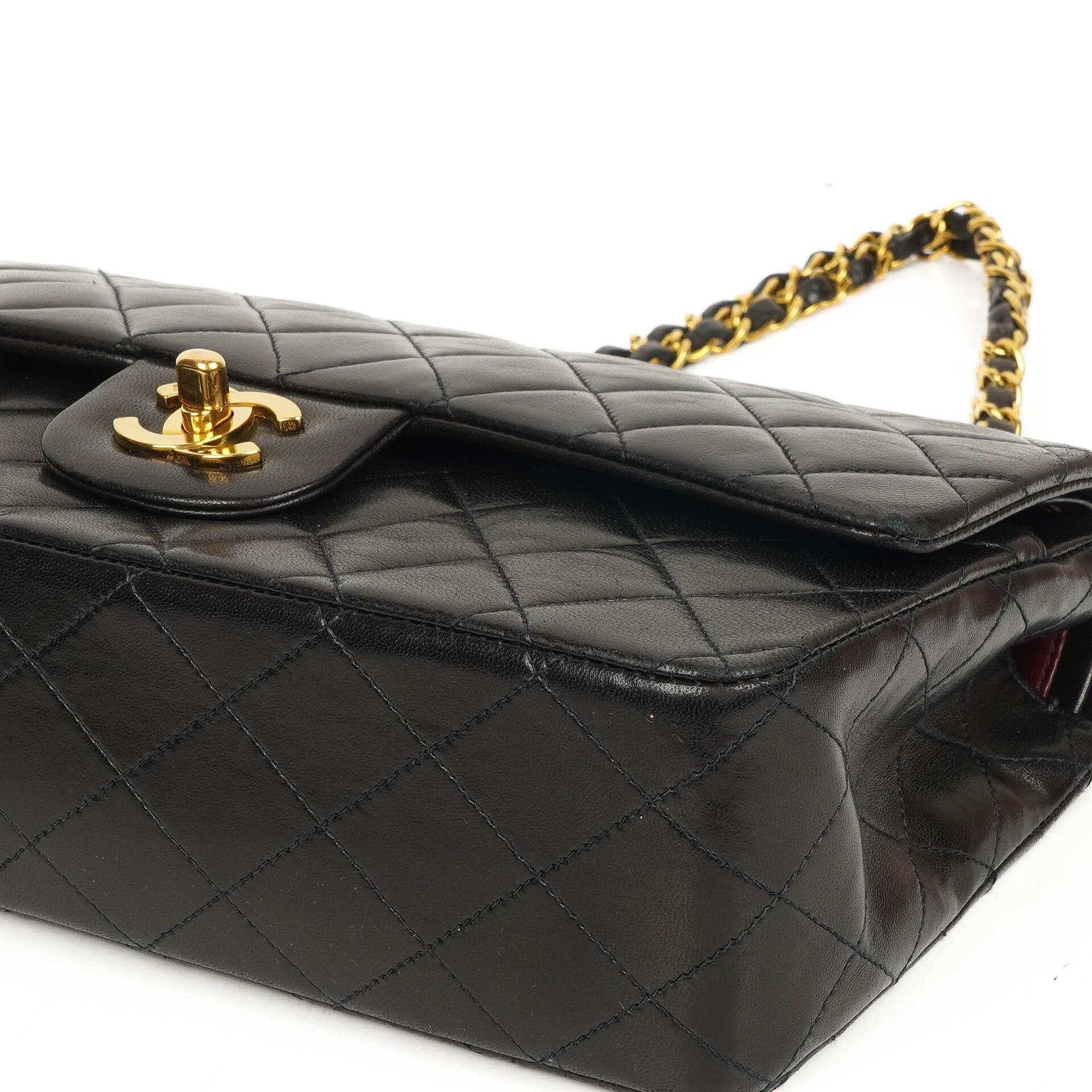 Chanel Mittelgroße Klassische Vintage Doppelklappen Tasche Schwarze gesteppte Lammleder mit 24K vergoldeten Beschlägen