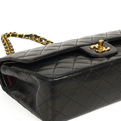 Chanel Mittelgroße Klassische Vintage Doppelklappen Tasche Schwarze gesteppte Lammleder mit 24K vergoldeten Beschlägen