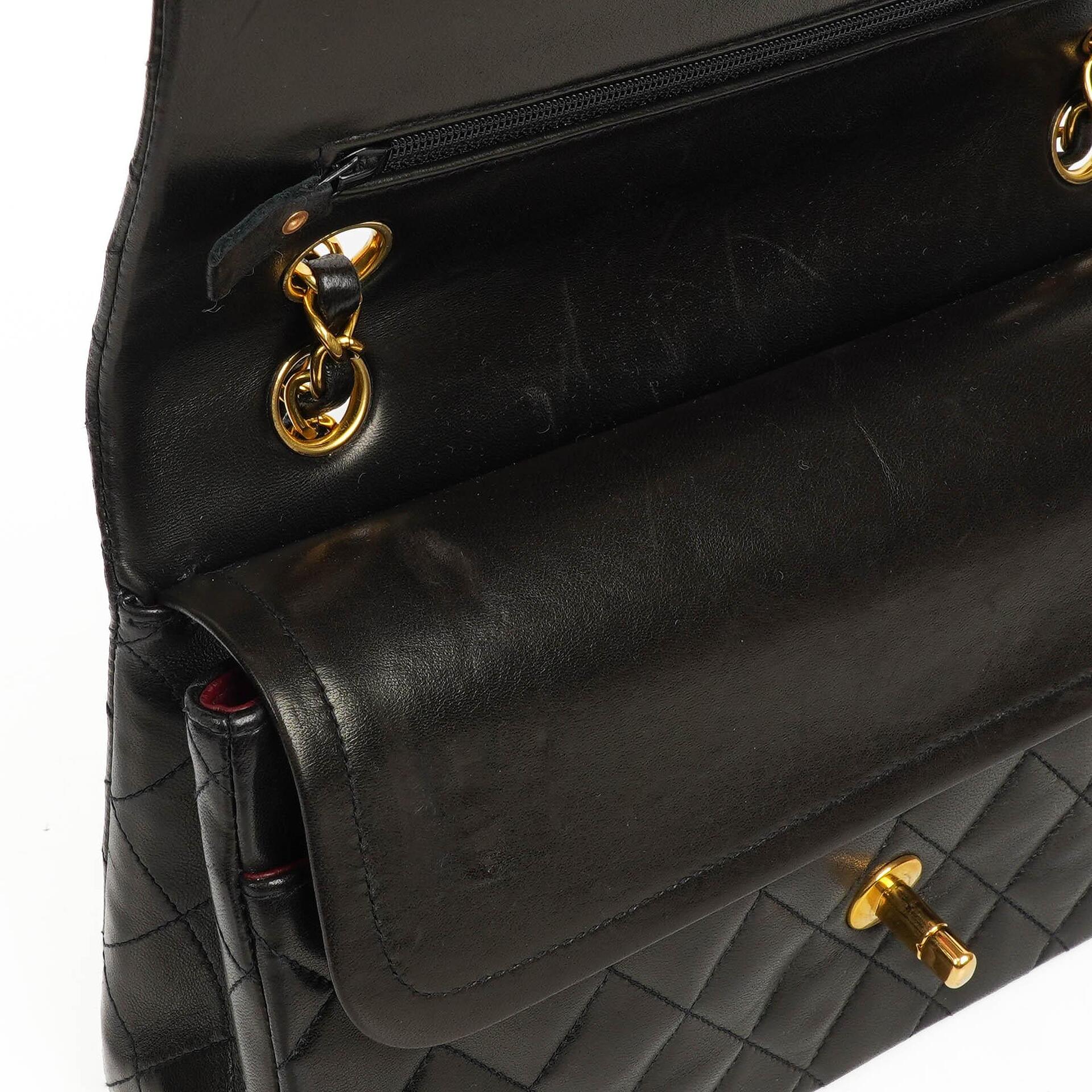 Chanel Mittelgroße Klassische Vintage Doppelklappen Tasche Schwarze gesteppte Lammleder mit 24K vergoldeten Beschlägen