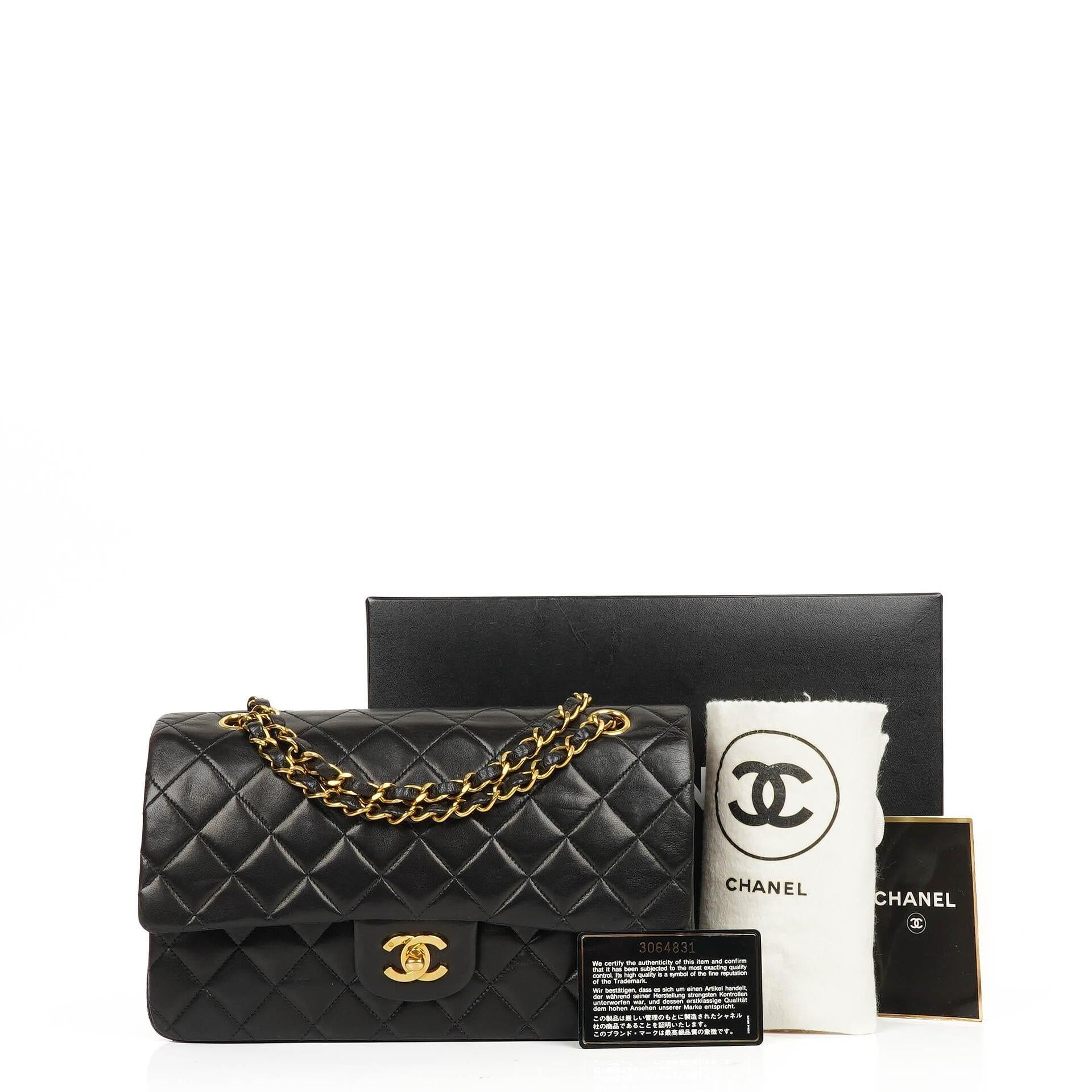 Chanel Mittelgroße Klassische Vintage Doppelklappen Tasche Schwarze gesteppte Lammleder mit 24K vergoldeten Beschlägen