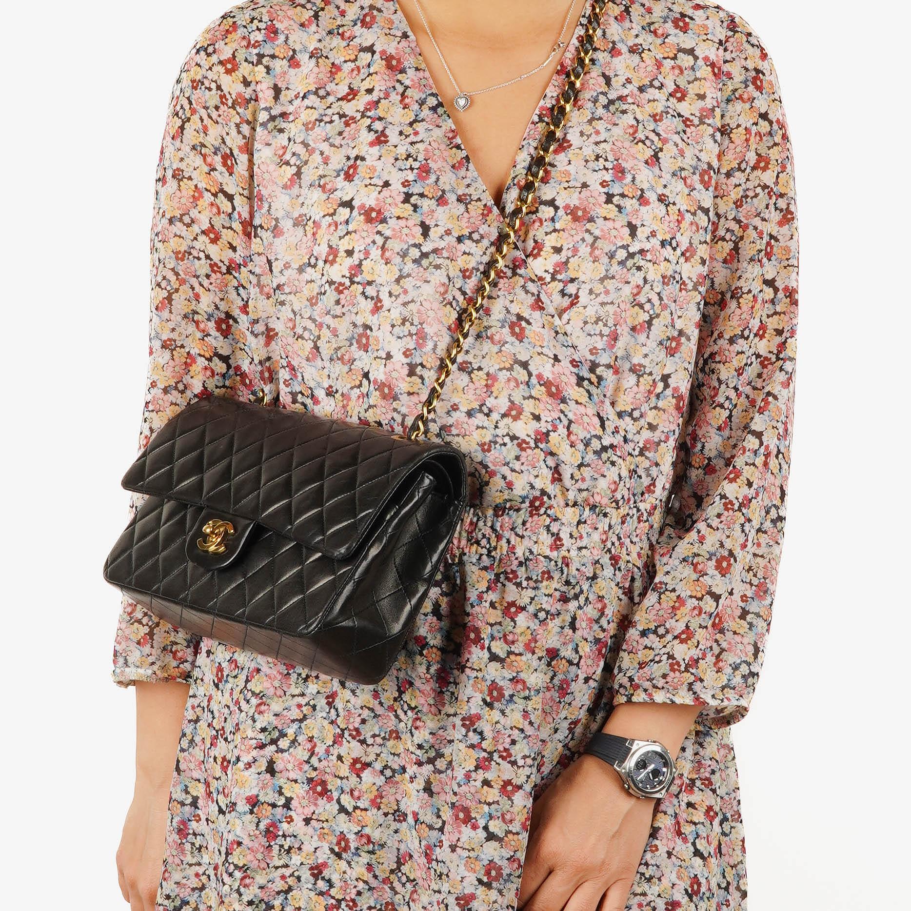 Chanel Mittelgroße Klassische Vintage Doppelklappen Tasche Schwarze gesteppte Lammleder mit 24K vergoldeten Beschlägen