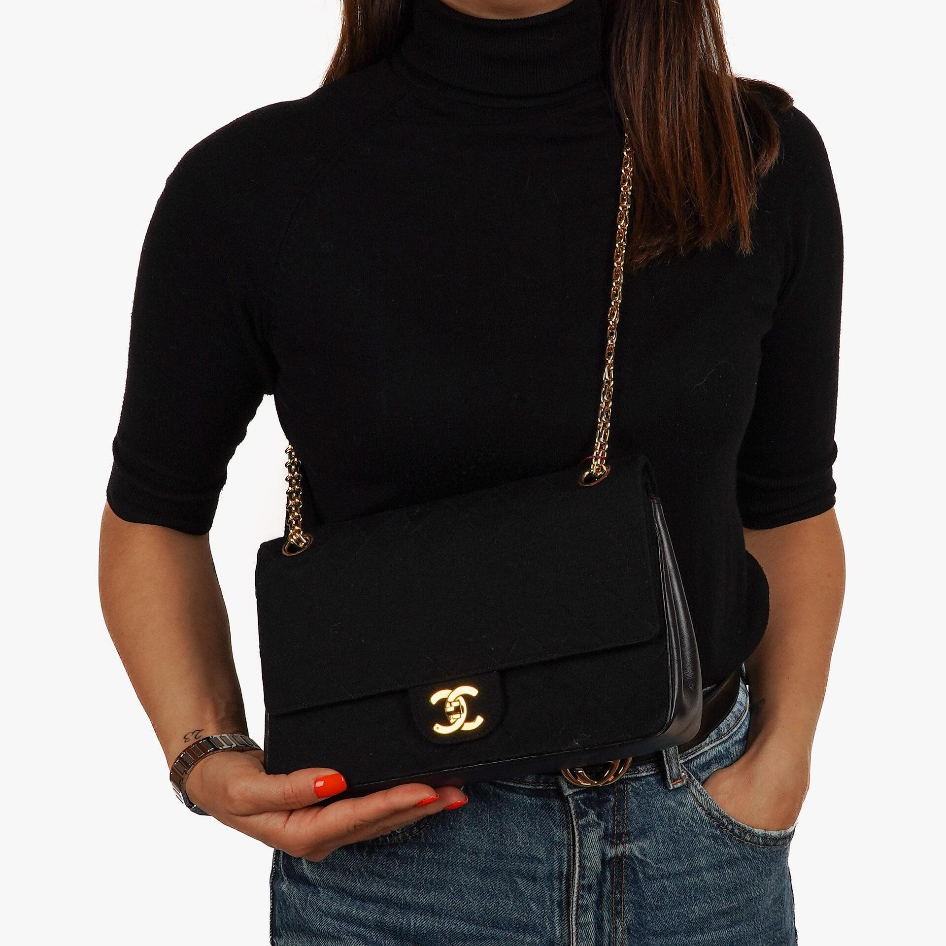 Chanel Medium Classic Vintage Doppelklappen Tasche Schwarz gesteppte Jersey und Leder mit 24K Goldplattierten Beschlägen und Mademoiselle Kette