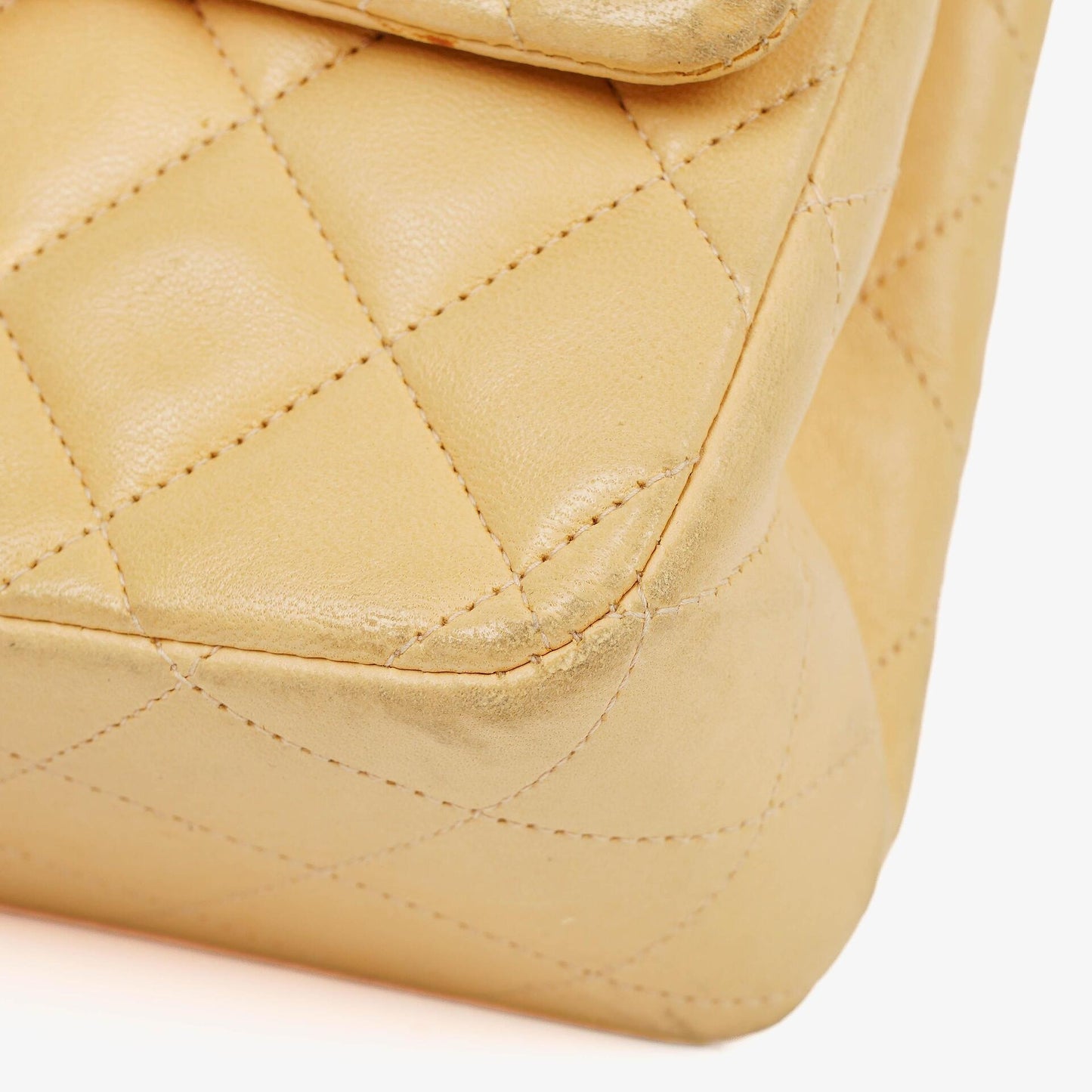 Chanel Medium Classic Vintage Doppelklappentasche aus gestepptem Lammleder in Neutralbeige mit 24K vergoldeten Beschlägen