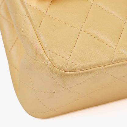 Chanel Medium Classic Vintage Doppelklappentasche aus gestepptem Lammleder in Neutralbeige mit 24K vergoldeten Beschlägen