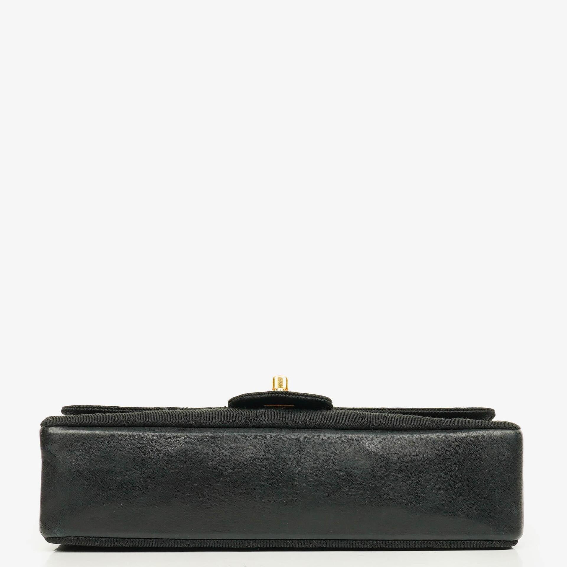 Chanel Medium Classic Vintage Double Flap Bag aus gestepptem Lammleder und Jersey mit 24K goldbeschichteter Hardware