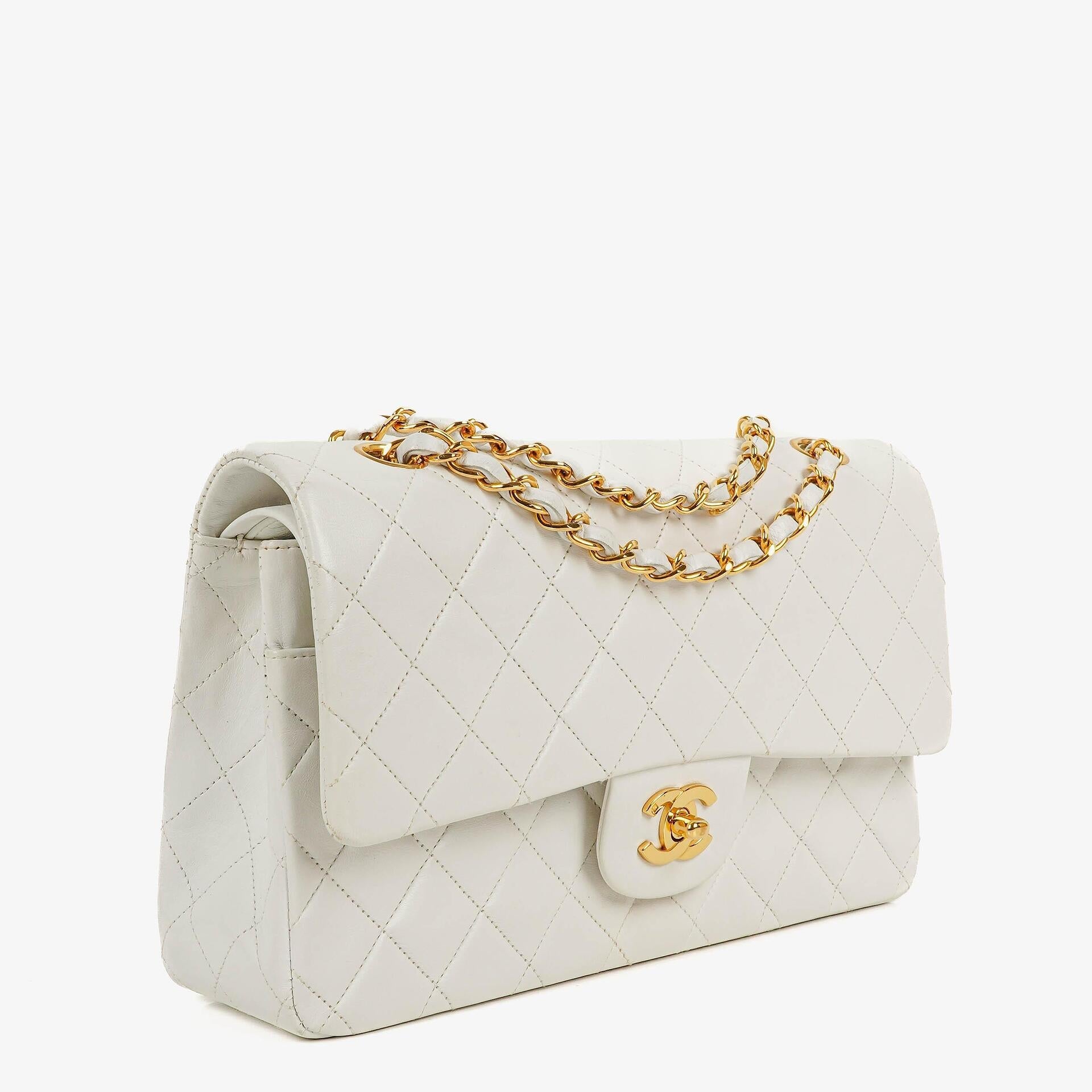 CHANEL Mittelgroße Classic Vintage Double Flap Tasche aus weißem gestepptem Lammleder mit 24K vergoldeter Hardware
