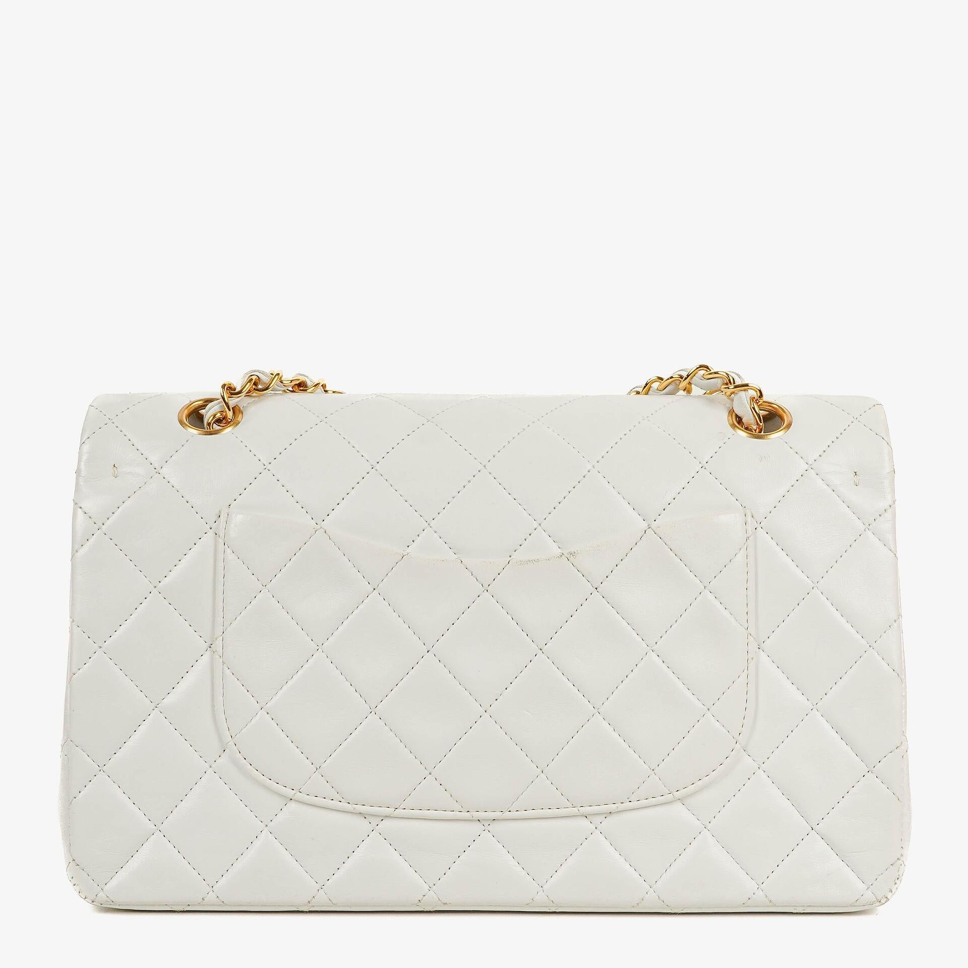 CHANEL Mittelgroße Classic Vintage Double Flap Tasche aus weißem gestepptem Lammleder mit 24K vergoldeter Hardware