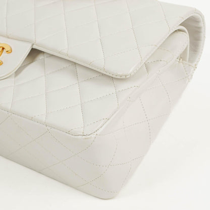 CHANEL Mittelgroße Classic Vintage Double Flap Tasche aus weißem gestepptem Lammleder mit 24K vergoldeter Hardware