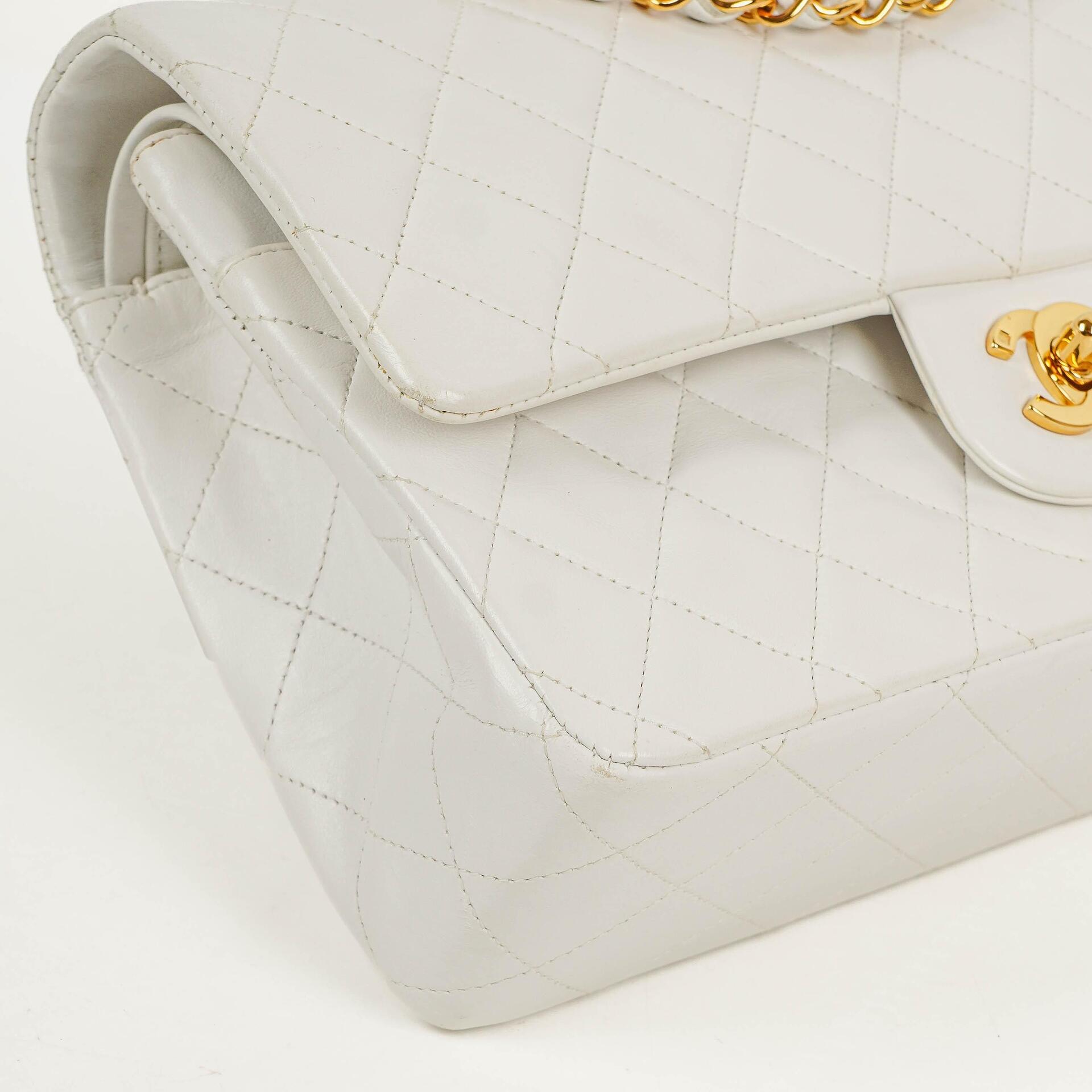 CHANEL Mittelgroße Classic Vintage Double Flap Tasche aus weißem gestepptem Lammleder mit 24K vergoldeter Hardware
