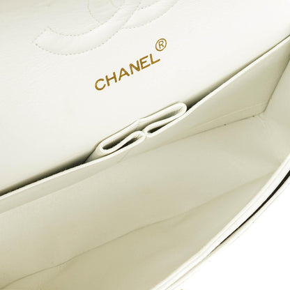 CHANEL Mittelgroße Classic Vintage Double Flap Tasche aus weißem gestepptem Lammleder mit 24K vergoldeter Hardware