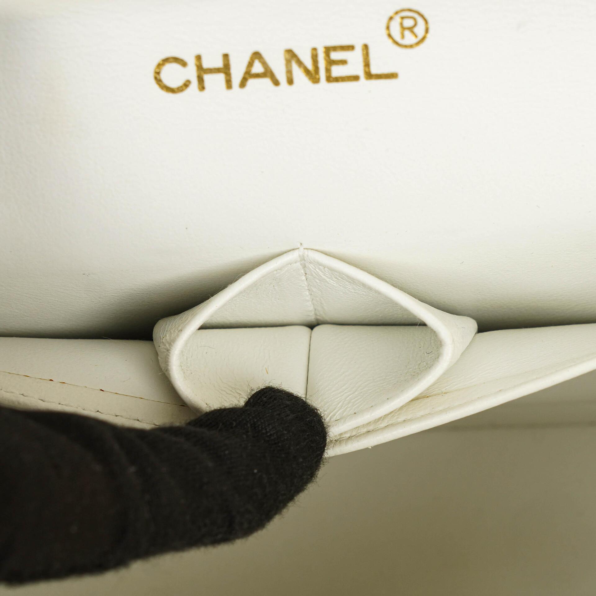 CHANEL Mittelgroße Classic Vintage Double Flap Tasche aus weißem gestepptem Lammleder mit 24K vergoldeter Hardware