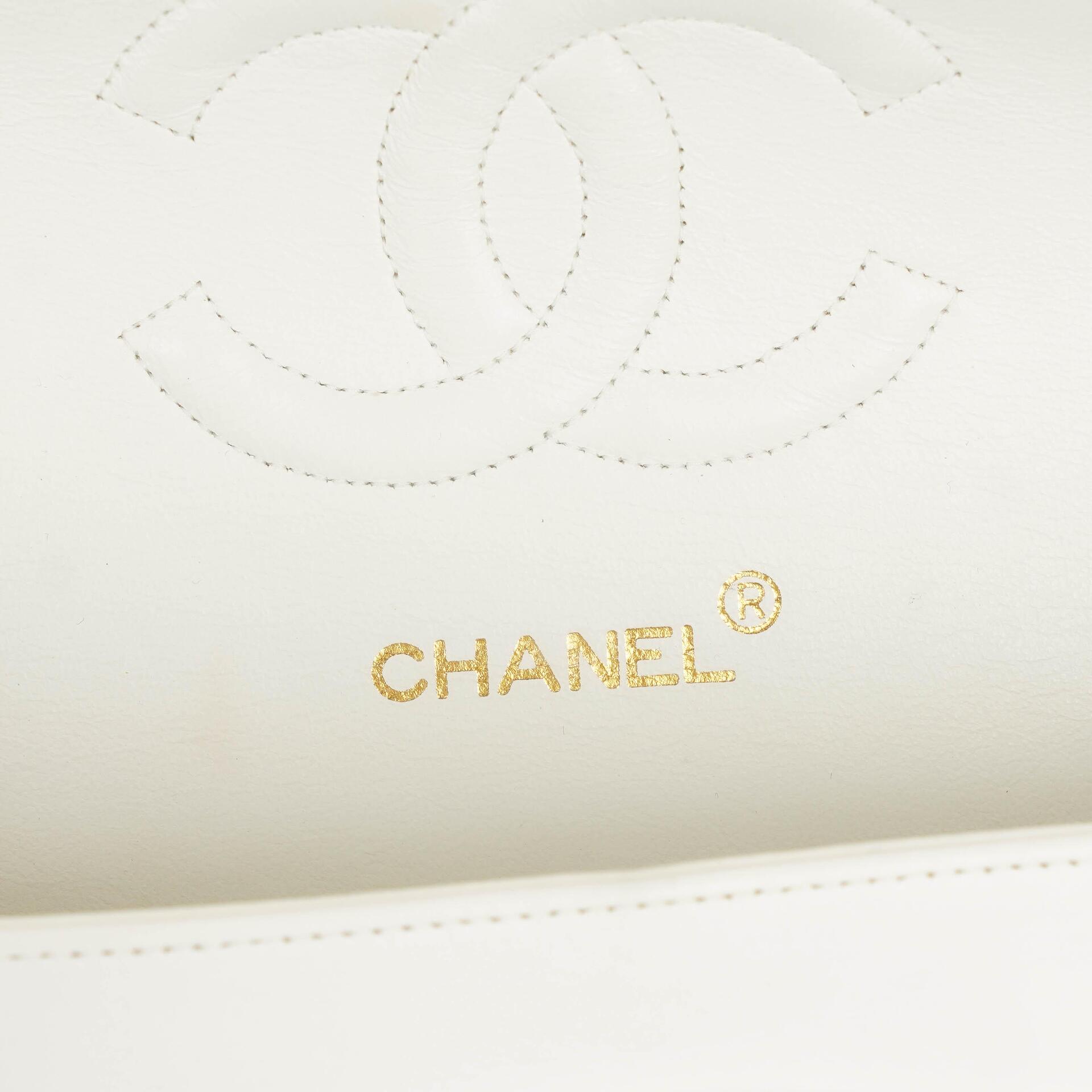 CHANEL Mittelgroße Classic Vintage Double Flap Tasche aus weißem gestepptem Lammleder mit 24K vergoldeter Hardware