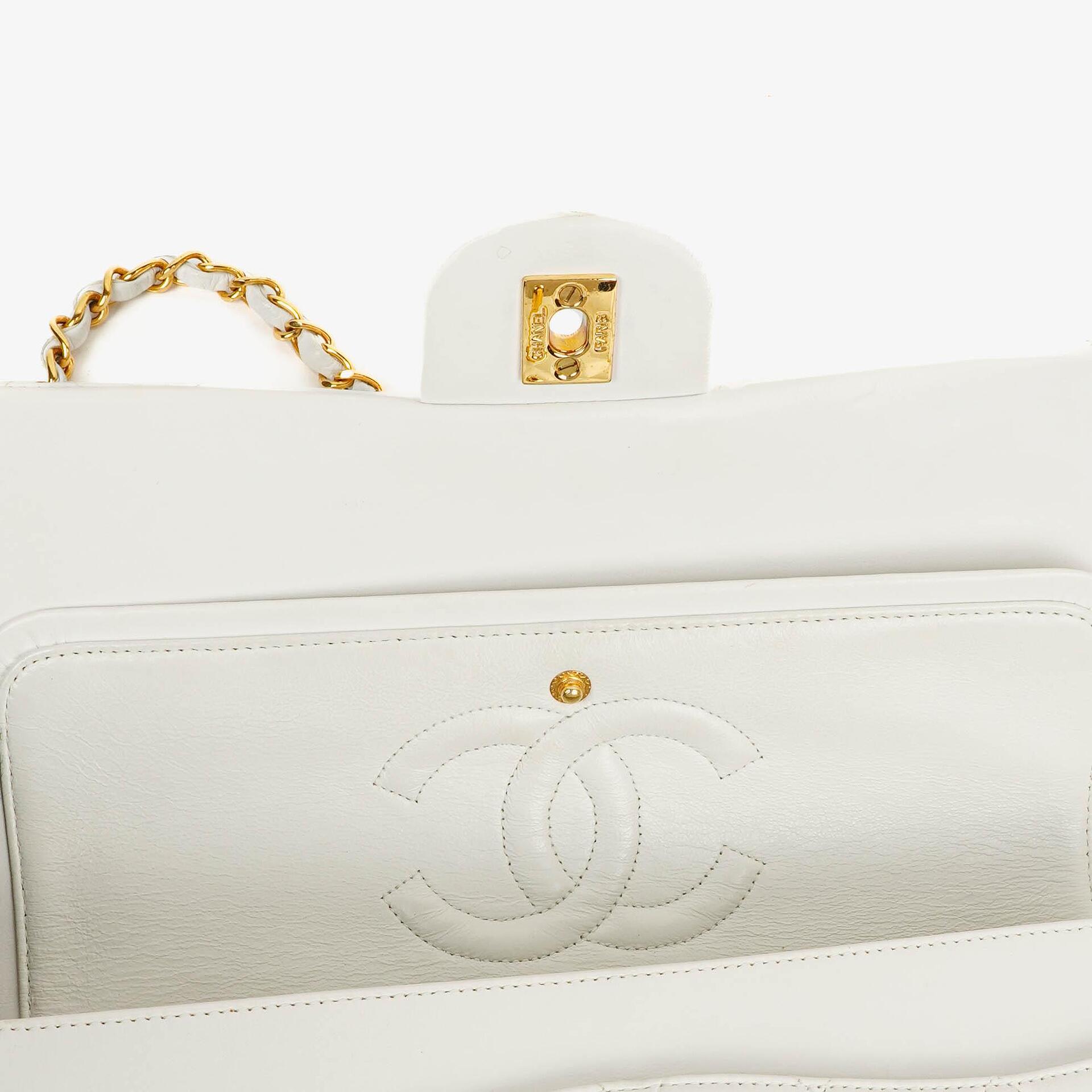 CHANEL Mittelgroße Classic Vintage Double Flap Tasche aus weißem gestepptem Lammleder mit 24K vergoldeter Hardware