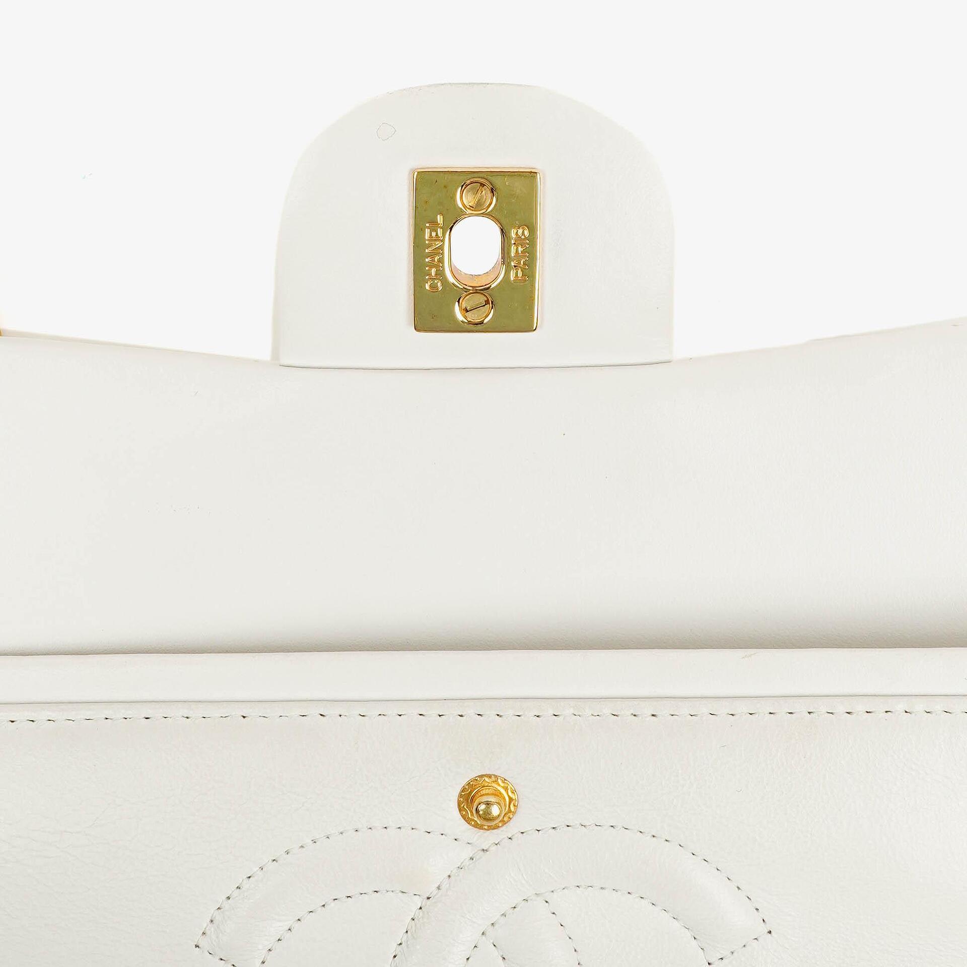 CHANEL Mittelgroße Classic Vintage Double Flap Tasche aus weißem gestepptem Lammleder mit 24K vergoldeter Hardware