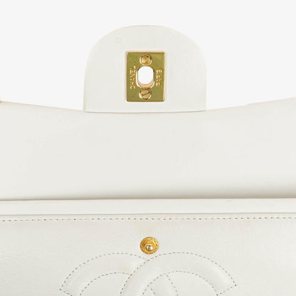 CHANEL Mittelgroße Classic Vintage Double Flap Tasche aus weißem gestepptem Lammleder mit 24K vergoldeter Hardware