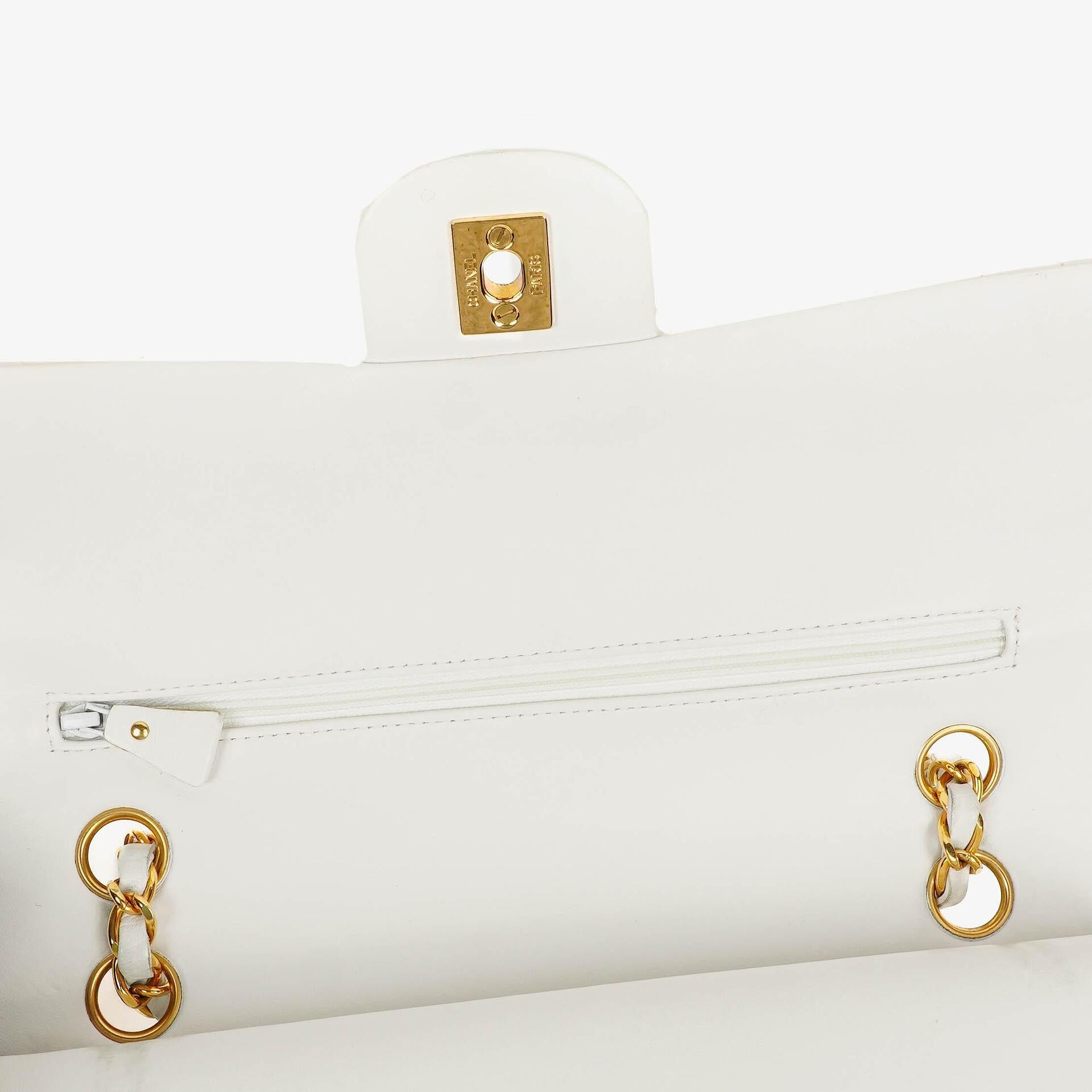 CHANEL Mittelgroße Classic Vintage Double Flap Tasche aus weißem gestepptem Lammleder mit 24K vergoldeter Hardware