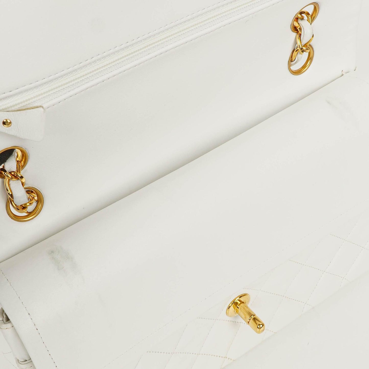 CHANEL Mittelgroße Classic Vintage Double Flap Tasche aus weißem gestepptem Lammleder mit 24K vergoldeter Hardware