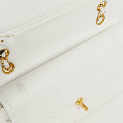 CHANEL Mittelgroße Classic Vintage Double Flap Tasche aus weißem gestepptem Lammleder mit 24K vergoldeter Hardware