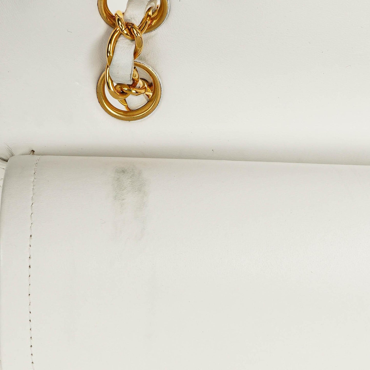 CHANEL Mittelgroße Classic Vintage Double Flap Tasche aus weißem gestepptem Lammleder mit 24K vergoldeter Hardware