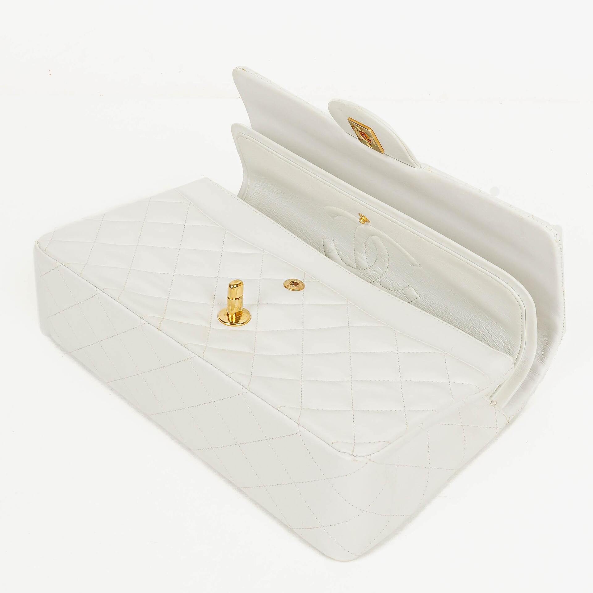 CHANEL Mittelgroße Classic Vintage Double Flap Tasche aus weißem gestepptem Lammleder mit 24K vergoldeter Hardware
