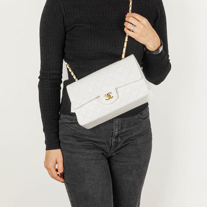 CHANEL Mittelgroße Classic Vintage Double Flap Tasche aus weißem gestepptem Lammleder mit 24K vergoldeter Hardware