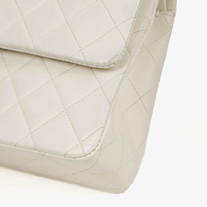 Chanel mittelgroße Classic Vintage Double Flap Tasche aus weißem gestepptem Lammleder mit 24K vergoldeter Hardware
