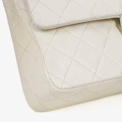 Chanel mittelgroße Classic Vintage Double Flap Tasche aus weißem gestepptem Lammleder mit 24K vergoldeter Hardware