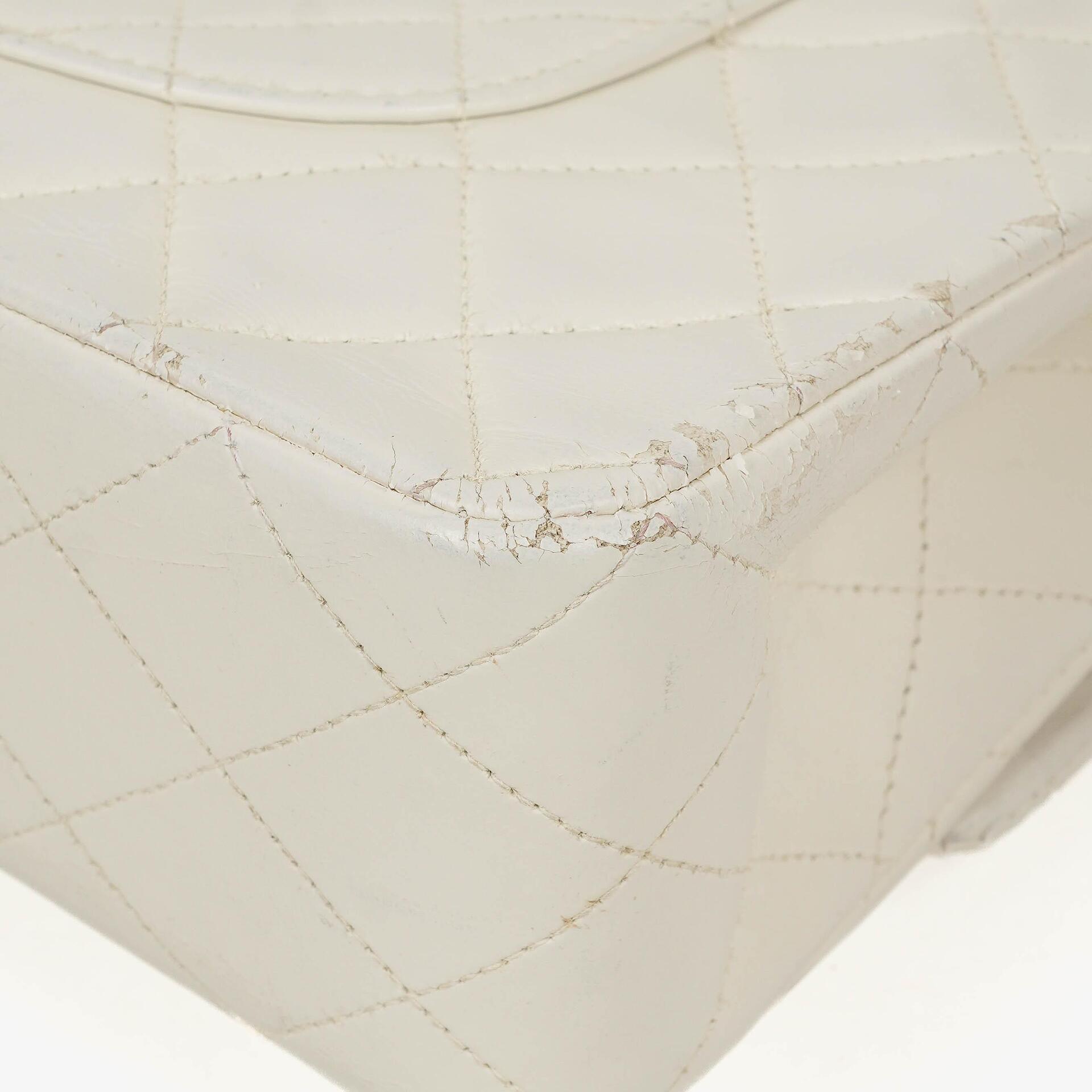 Chanel mittelgroße Classic Vintage Double Flap Tasche aus weißem gestepptem Lammleder mit 24K vergoldeter Hardware