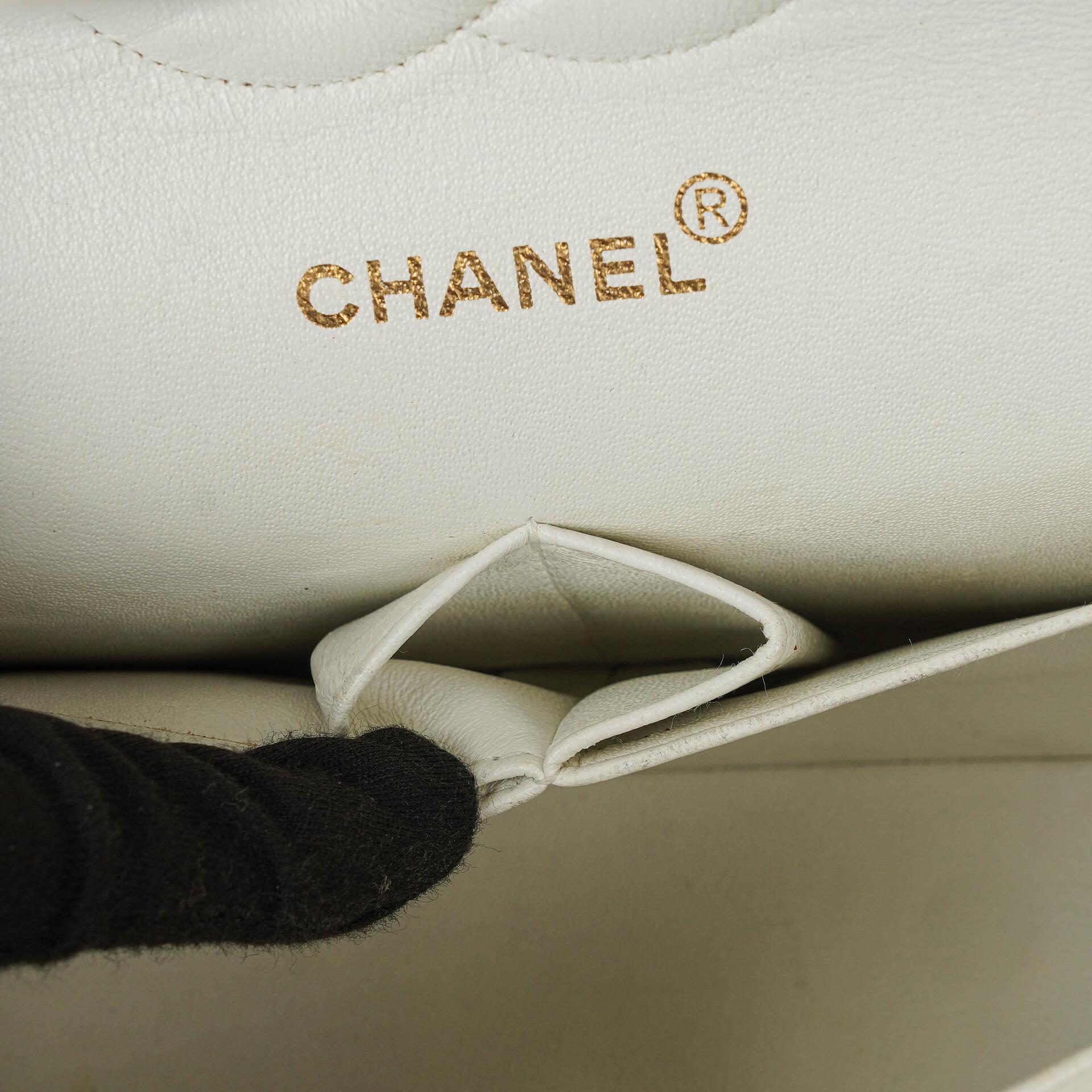 Chanel mittelgroße Classic Vintage Double Flap Tasche aus weißem gestepptem Lammleder mit 24K vergoldeter Hardware