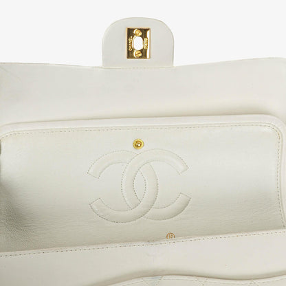 Chanel mittelgroße Classic Vintage Double Flap Tasche aus weißem gestepptem Lammleder mit 24K vergoldeter Hardware