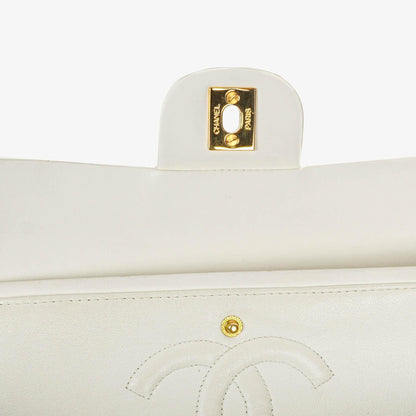 Chanel mittelgroße Classic Vintage Double Flap Tasche aus weißem gestepptem Lammleder mit 24K vergoldeter Hardware
