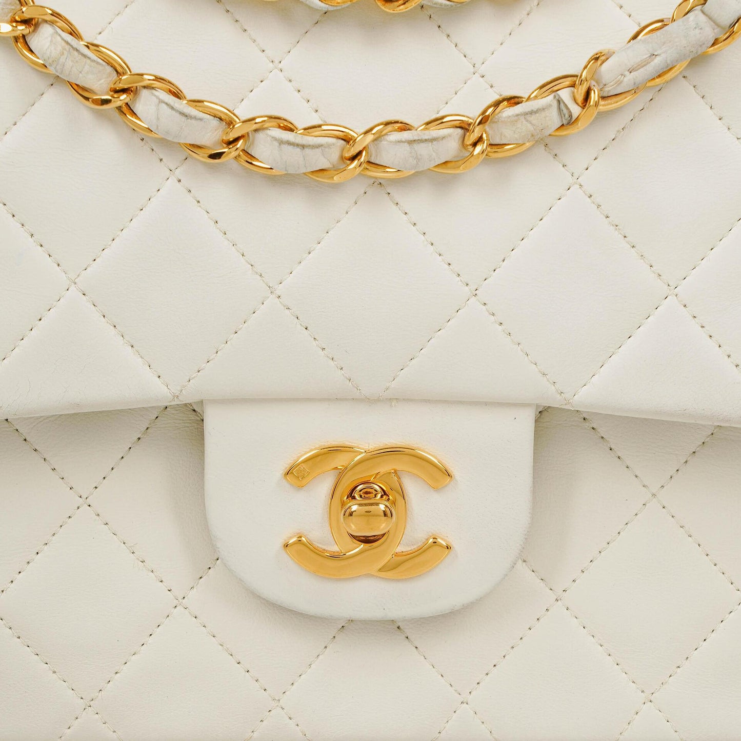 Chanel mittelgroße Classic Vintage Double Flap Tasche aus weißem gestepptem Lammleder mit 24K vergoldeter Hardware