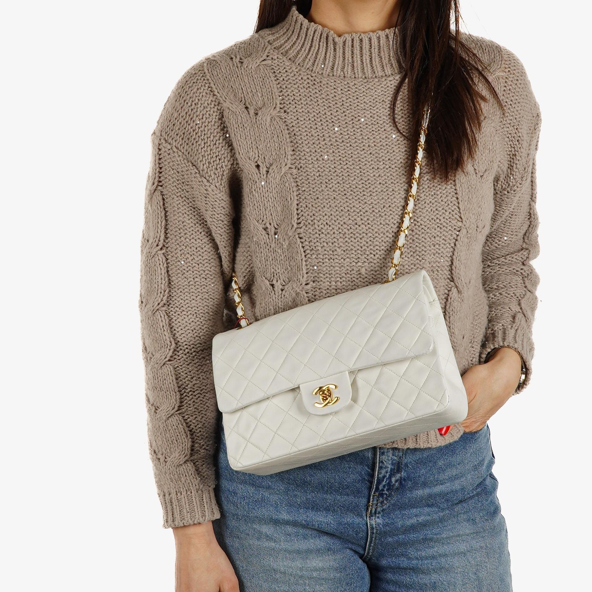 Chanel mittelgroße Classic Vintage Double Flap Tasche aus weißem gestepptem Lammleder mit 24K vergoldeter Hardware