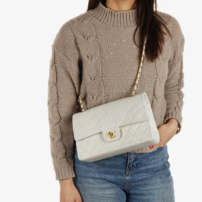 Chanel mittelgroße Classic Vintage Double Flap Tasche aus weißem gestepptem Lammleder mit 24K vergoldeter Hardware