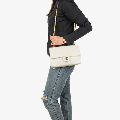 Chanel Mittelgroße Classic Vintage Double Flap Tasche aus gestepptem Lammleder in Weiß mit 24K vergoldeten Beschlägen