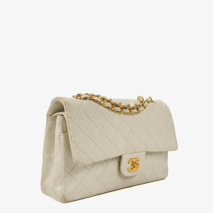 Chanel Mittelgroße Classic Vintage Double Flap Tasche aus gestepptem Lammleder in Weiß mit 24K vergoldeten Beschlägen