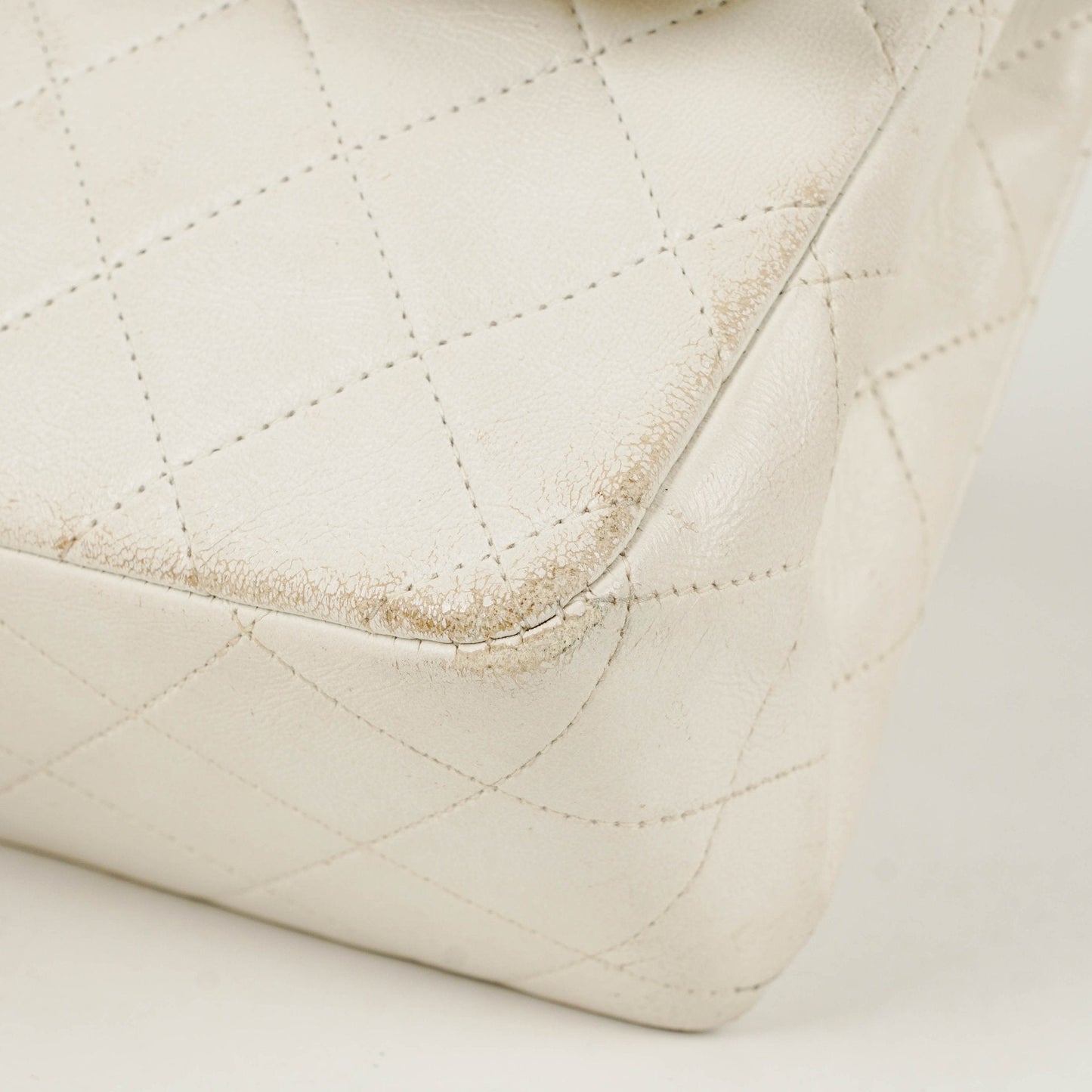 Chanel Mittelgroße Classic Vintage Double Flap Tasche aus gestepptem Lammleder in Weiß mit 24K vergoldeten Beschlägen